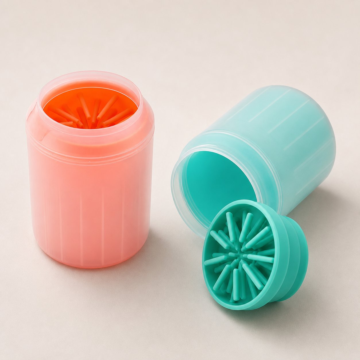 Vaso limpiador de patas portatil para perro - imagen de estudio 3